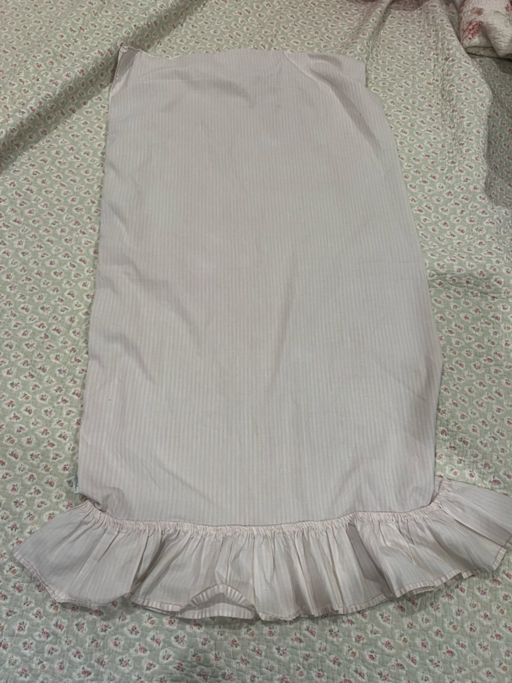 White Eyelet Ruffled pillowcase - Picture 3 of 4